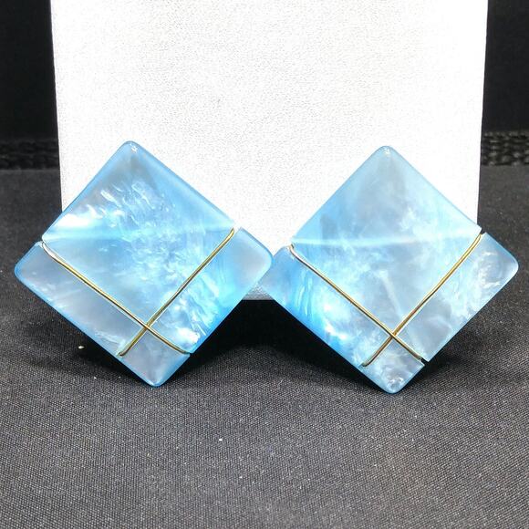 Vintage Blue Moonglow Lucite Square Clip Earrings, Metal Wire Trim, 1960s, 1 In - Picture 4 of 9